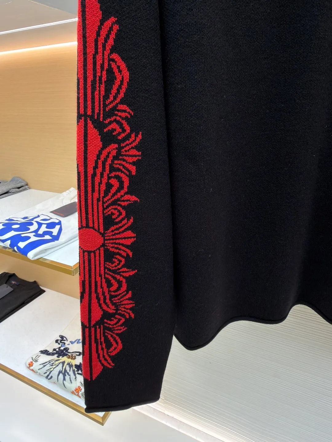 2233Chrome Hearts patent leather cross cashmere sweater ●Item number: 1682233-B05 ●Fabric: wool blended fabric ●Technology: knitted ●Color: black and red ●Version: loose fit ●Weight: about 565 grams ●Size: One size fits all ●Description: The original version was purchased from Hangzhou National Specialty School for 45,000. The fabric is made of custom-spun cashmere yarn. It feels soft and waxy. Sesame base technology is matched with arm jacquard technology. (The jacquard size will change with the number of yarn components. The yarn must be custom-woven). Customized chest patent leather Cross. Processed with imported TAJIMA machines. Customized accessories. Produced by major manufacturers that test workmanship. Full of street feel. Compare workmanship details to counters. Flash sale version on the market. The overall wiring is straight and delicate, the fabric is comfortable and soft, and the color is consistent without color difference. It can be matched with the same style to create a fashionable look, and can be used in various occasions. Customized accessories, complete with three standards, same style for men and women!